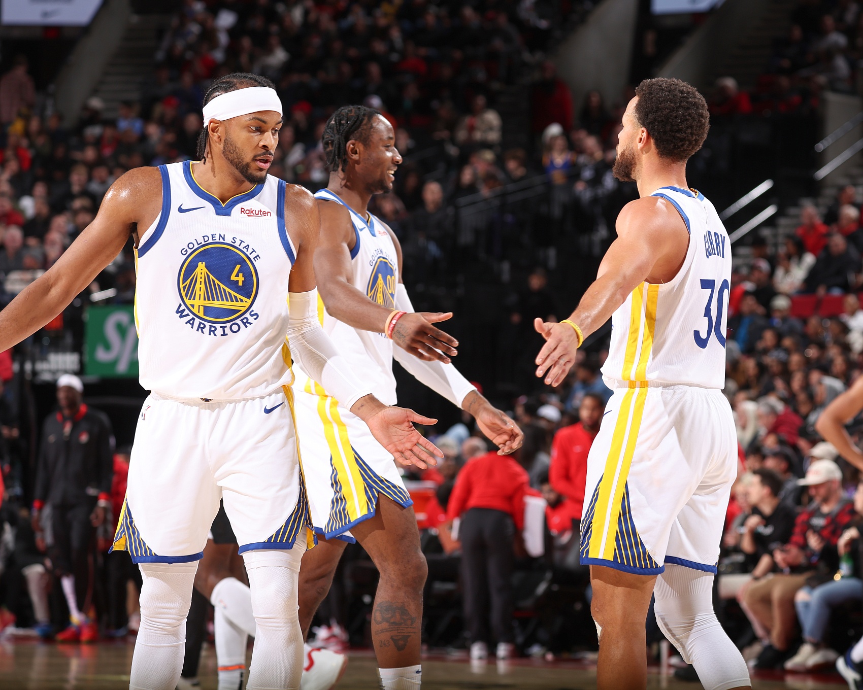 半岛体育APP-库里谈穆迪:他的三分非常有帮助 他不在乎命中率&投篮没有压力