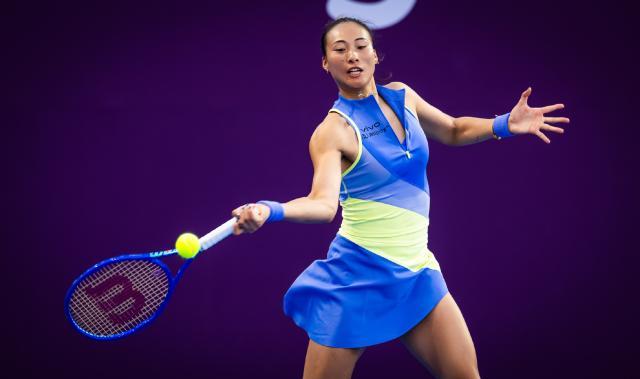 半岛体育网址-郑钦文有惊无险晋级多哈站女单16强 将战莱巴金娜