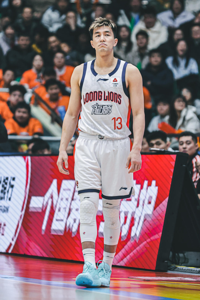 半岛体育-郭艾伦辟谣被诈骗传闻引热议,运动员为何成被诈骗的重灾区之一?|冯子涵|熟人|博尔特|周琦|财商_新浪新闻